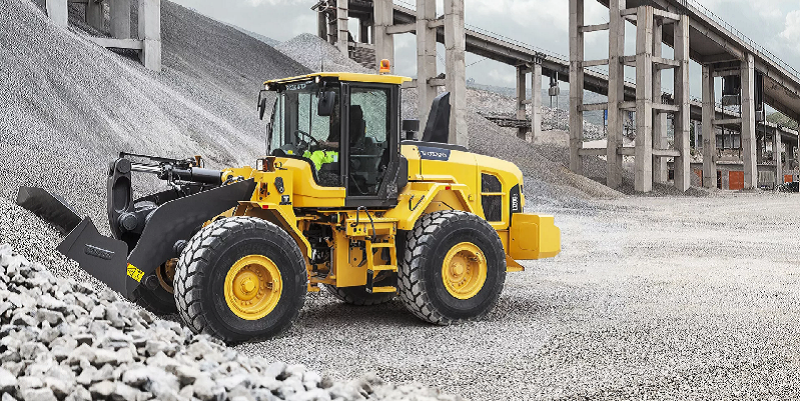 Погрузчик Volvo под присмотром